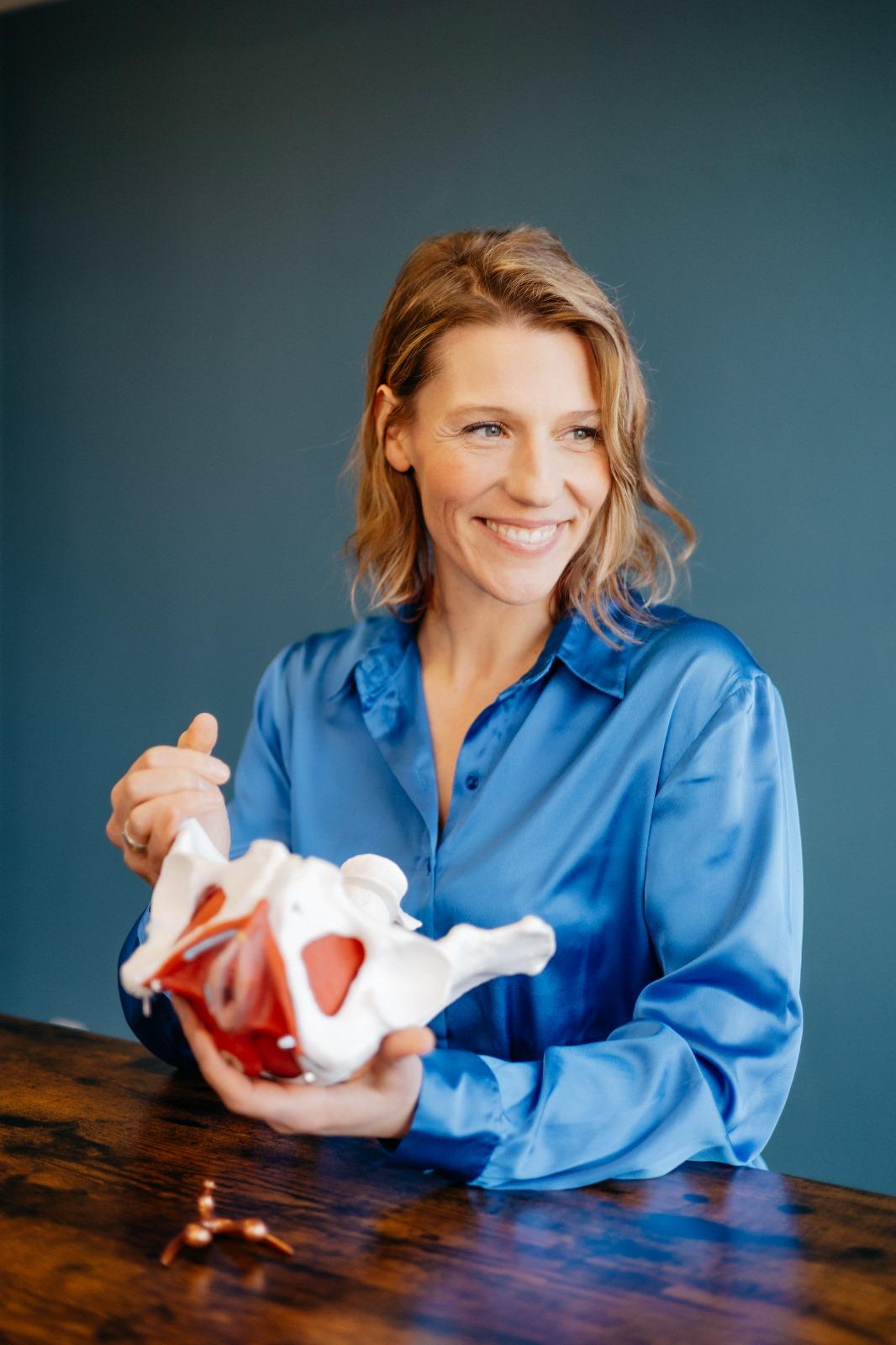 Stephanie Menz - Ergotherapeutin, Heilpraktikerin, Autorin, Speakerin, Dozentin für Beckenbodengesundheit, Gästin im SHEroesPage Podcast